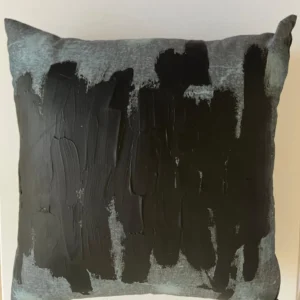 Cuscino dipinto con gomma liquida nera