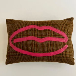 Cuscino dipinto con pittura fucsia