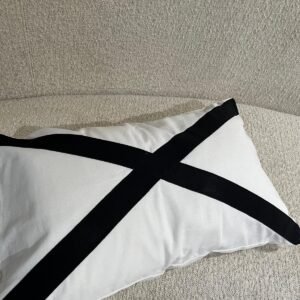 Cuscino tela cotone bianco con applicazione canetè nero lato 2